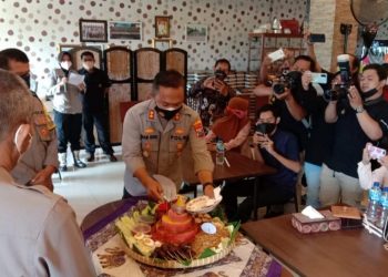 HUT Humas Polri ke-70, Kapolres Situbondo Potong Tumpeng dan Berdialog dengan Wartawan