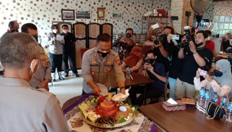 HUT Humas Polri ke-70, Kapolres Situbondo Potong Tumpeng dan Berdialog dengan Wartawan