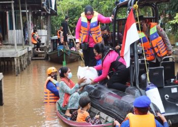 Kapolda dan Ketua Bhayangkari Kalteng bagikan bansos ke daerah terpencil