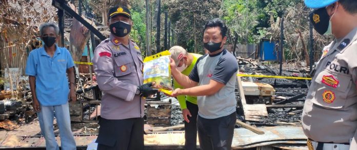 Kapolsek Beserta Ibu Bhayangkari Ranting Kota Besi Berikan Bansos Kepada Korban Kebakaran