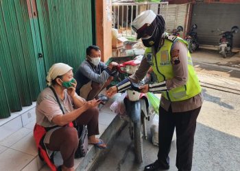 Srikandi Cantik Satlantas Polres Demak Blusukan ke Pasar Bagikan Masker dan Berikan Imbauan Prokes