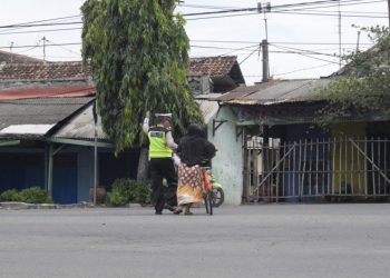 Wujud Pengabdian, Anggota SatLantas Polres Pasuruan Kota Bantu Masyarakat