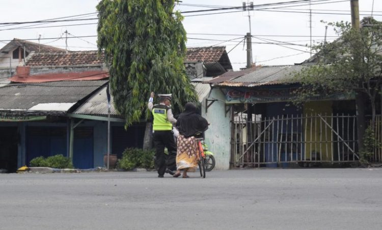Wujud Pengabdian, Anggota SatLantas Polres Pasuruan Kota Bantu Masyarakat