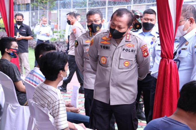 Kapolda Sumsel Tinjau Vaksinasi Warga Binaan Rutan Kelas 1 Pakjo Palembang