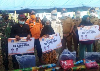 Kapolsek Sibulue Hadiri Penyerahan Bantuan Sosial Kepada Korban Angin Puting Beliung