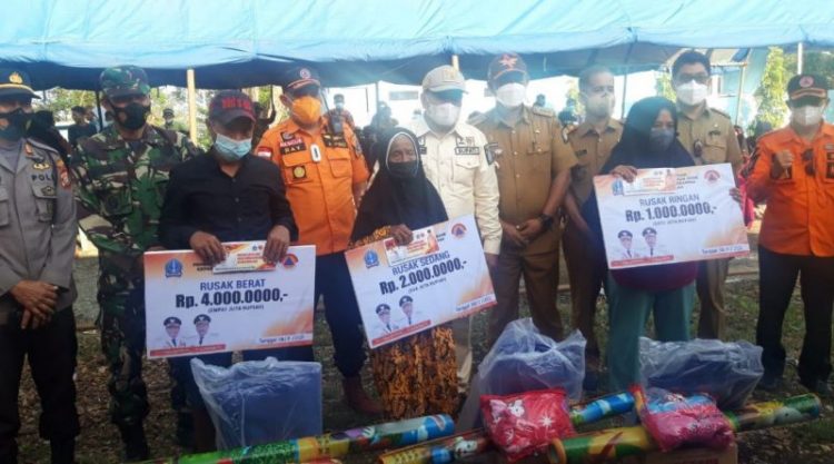 Kapolsek Sibulue Hadiri Penyerahan Bantuan Sosial Kepada Korban Angin Puting Beliung