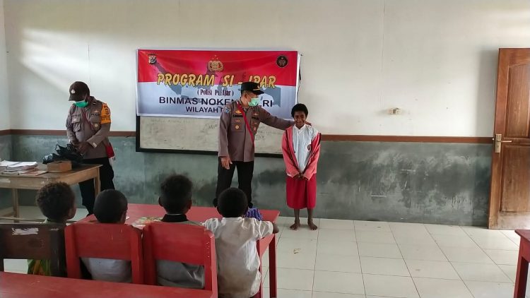 Kegiatan SI IPAR Binmas Noken Deiyai Warnai Proses Belajar Anak-anak SD Inpres 02 Tigi Kab. Deiyai