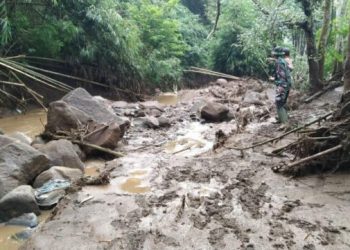 TNI-Polri Bangun Jembatan untuk Akses Warga Terdampak Banjir