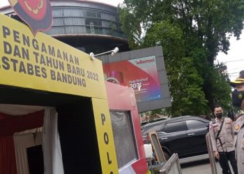 Polisi Lakukan Patroli Keamanan Guna Antisipasi Penyebaran Virus Omicron saat Nataru di Bandung
