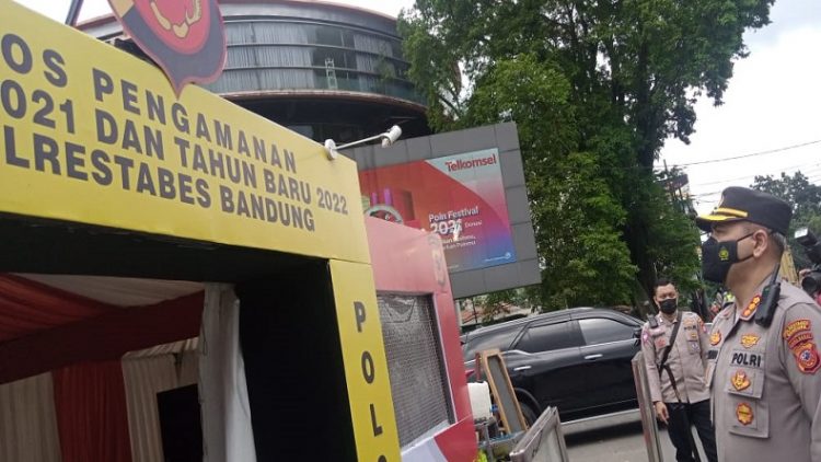 Polisi Lakukan Patroli Keamanan Guna Antisipasi Penyebaran Virus Omicron saat Nataru di Bandung