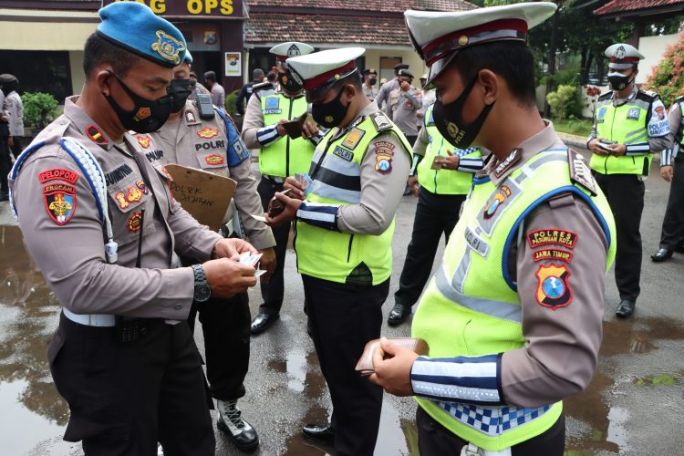 Pastikan Disiplin Tinggi, Propam Polres Pasuruan Kota Laksanakan Technical Inspection Kepada Personel