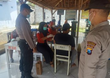 Polsek Besuki Polres Tulungagung Kawal Vaksinasi di Sidem