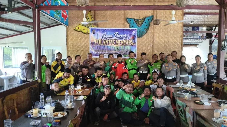 Lewat Skema ‘Green Policing’, Polantas Riau Bagikan Helm SNI dan Bibit Pohon ke Driver Ojol