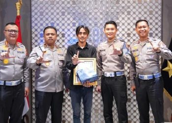 Lebih dari Sekadar Mengantar Barang: Ketulusan Hati Sopir Truk dalam Menjaga Keselamatan